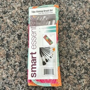 NWT Makeup Brush set with Travel case